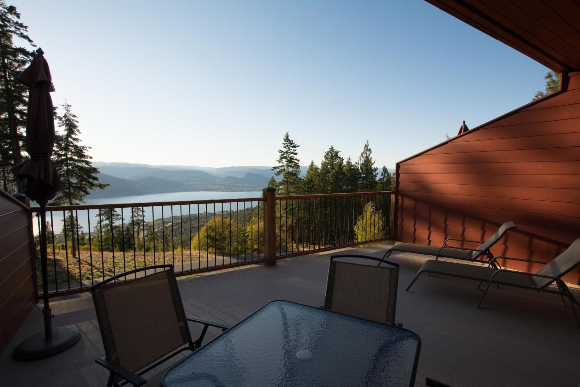 Crooked Tree Guest Suites Penticton Exterior photo