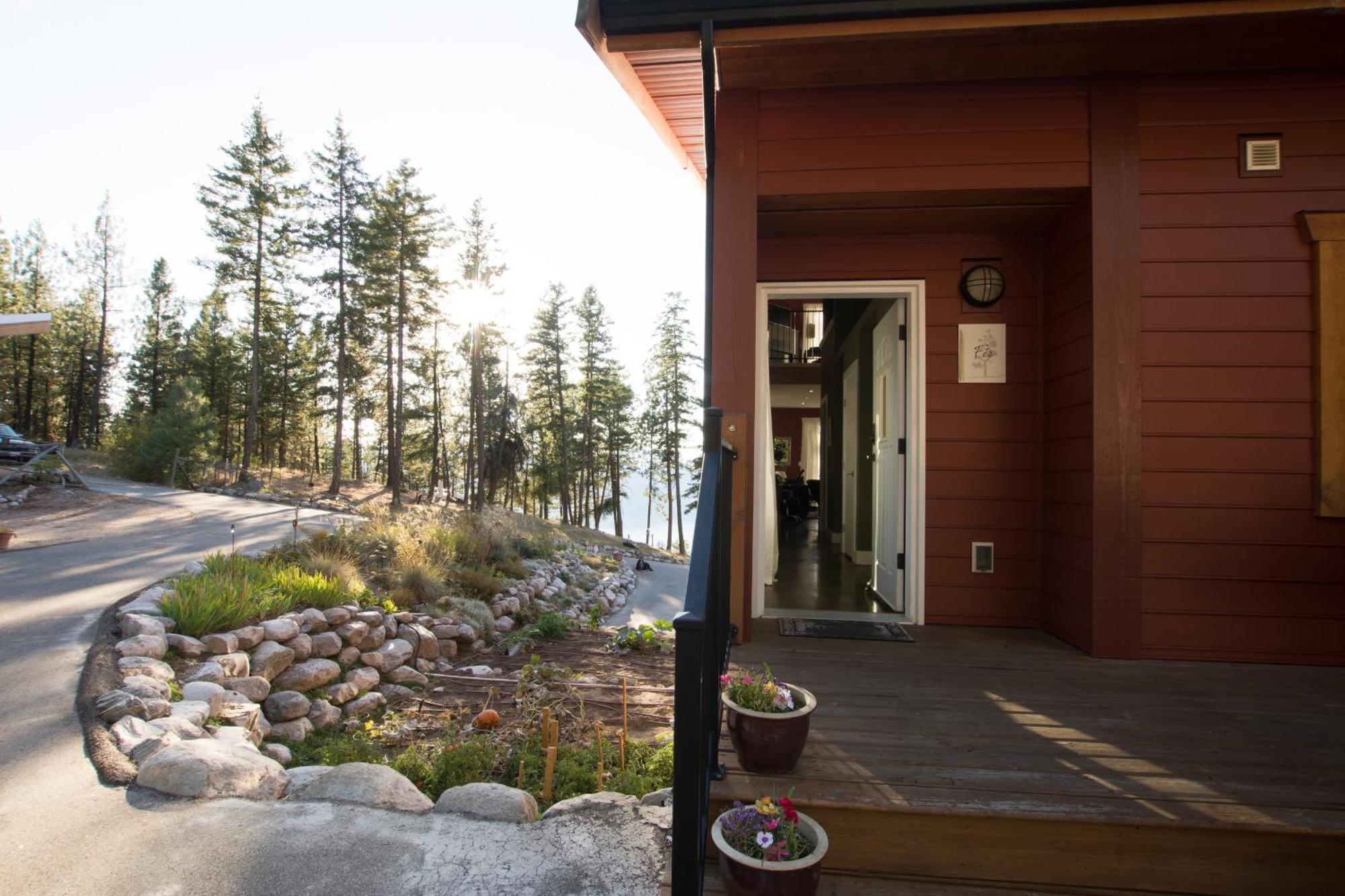 Crooked Tree Guest Suites Penticton Exterior photo