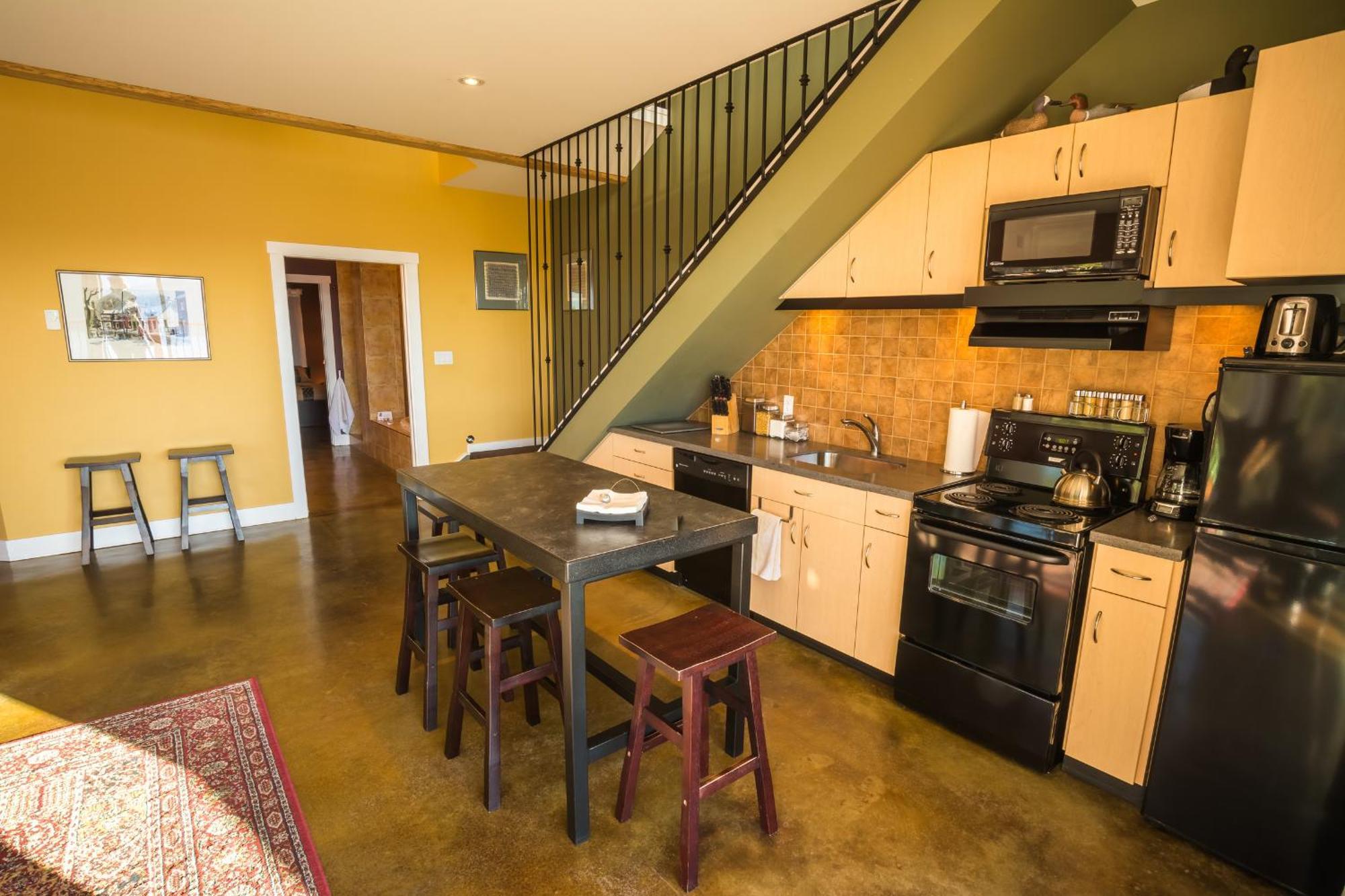 Crooked Tree Guest Suites Penticton Exterior photo