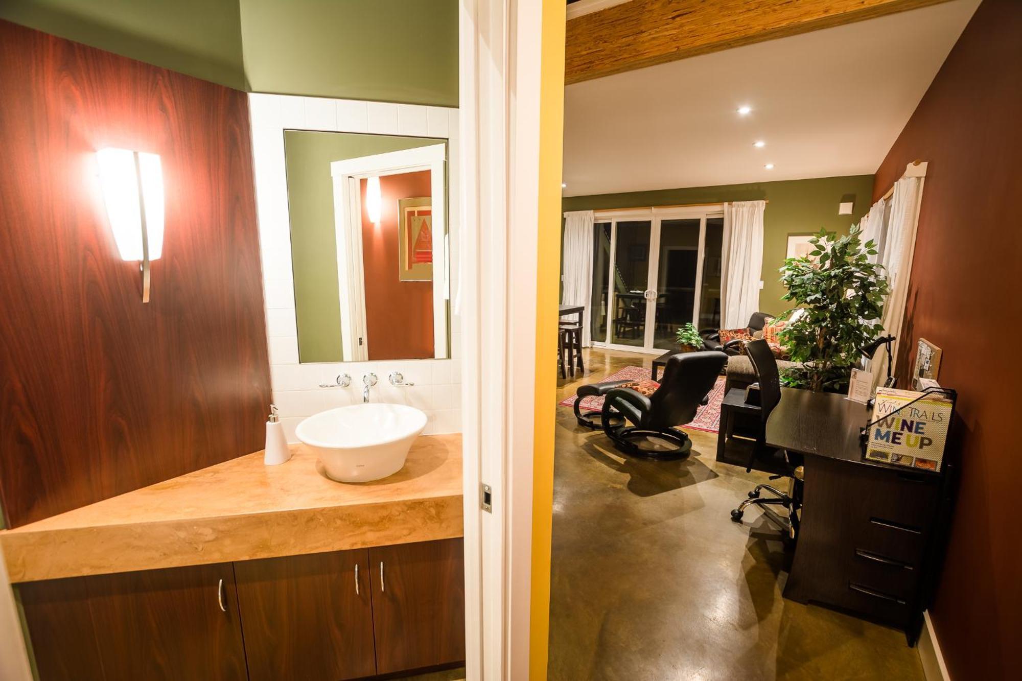Crooked Tree Guest Suites Penticton Exterior photo